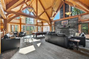 uma grande sala de estar com uma parede de pedra em HI Lake Louise Alpine Centre - Hostel em Lake Louise