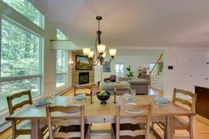 Un comedor y una sala de estar con mesa y sillas. en Creek Dips and Smores Catskills Gem, 