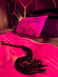 En eller flere senge i et værelse på Secret 673 Love Room et Spa