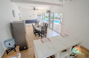 TaxiscoVilla Los Delfines 1的厨房兼餐厅，配有桌椅