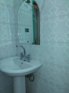 un baño con lavabo y espejo en Ramsess Hotel, en Luxor