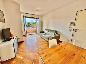 ein Wohnzimmer mit Sofa und Tisch in der Unterkunft Appartamento con posto auto riservato tra spiaggia, centro, stazione ed ospedale in Pescara