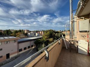 ein Balkon mit Blick auf die Stadt in der Unterkunft Appartamento con posto auto riservato tra spiaggia, centro, stazione ed ospedale in Pescara