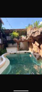 ein großer Pool mit einer Felswand in der Unterkunft La libélula hotel in San Pedro Pochutla