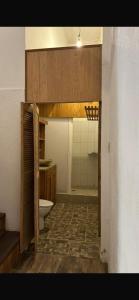 Un baño con inodoro, lavabo y ducha. en La libélula hotel, en San Pedro Pochutla