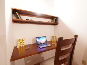 einen Laptop auf einem hölzernen Schreibtisch in der Unterkunft Villa silenziosa e sicura al centro di Las Galeras in Las Galeras