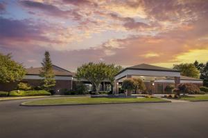 Η ανατολή ή δύση του ηλίου όπως φαίνεται από αυτό το ξενοδοχείο ή από εκεί κοντά