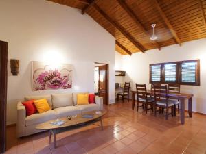 ein Wohnzimmer mit Sofa und Tisch in der Unterkunft Villa silenziosa e sicura al centro di Las Galeras in Las Galeras