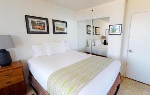 Ένα ή περισσότερα κρεβάτια σε δωμάτιο στο Waikiki Banyan Plumeria Suite +32 φωτογραφίες
