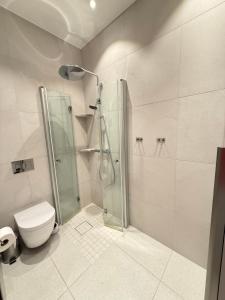 Ένα μπάνιο στο Modern apartment near Gardermoent airport