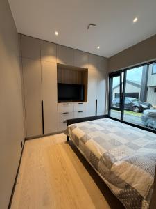 Ένα ή περισσότερα κρεβάτια σε δωμάτιο στο Modern apartment near Gardermoent airport