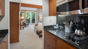 Kuchyň nebo kuchyňský kout v ubytování 1125 Lodge At Spruce Peak Ski In Ski In Ski Out King Studio By Stowe Mountain Rentals