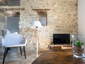 Μια τηλεόραση ή/και κέντρο ψυχαγωγίας στο La Tiboire Côté Grange - Authenticité & Elégance