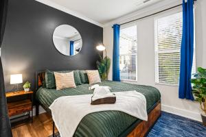 Postel nebo postele na pokoji v ubytování Luxurious King 3BR Townhouse Mins to Uptown CLT!