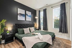 Postel nebo postele na pokoji v ubytování Luxurious King 3BR Townhouse Mins to Uptown CLT!