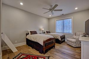 um quarto com duas camas e um ventilador de teto em Dancing Bear Walk to Town em Highlands