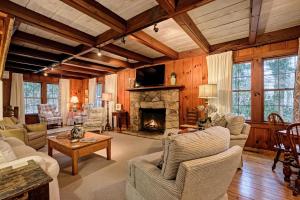 a living room filled with furniture and a fireplace at Floralia in Highlands