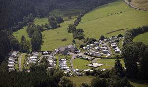 Una vista aérea de un complejo turístico en un campo. en La Campine, en Érezée