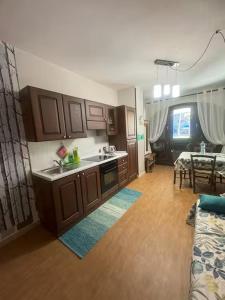 une cuisine avec des placards en bois et une salle à manger avec une table dans l'établissement Rifugio delle Emozioni, à Grange Sises