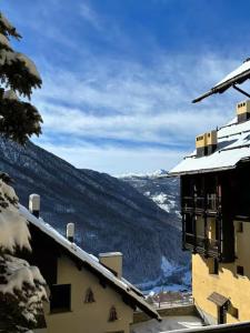 - une vue sur une montagne enneigée depuis un bâtiment dans l'établissement Rifugio delle Emozioni, à Grange Sises 9 autres photos