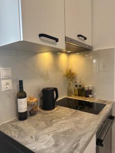 eine Küchentheke mit einer Flasche Wein darauf in der Unterkunft Taras Studio in Karavádhos + 20 Fotos