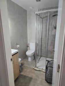 een badkamer met toilet en glazen douche bij LOS1-VAO Holiday Rentals- Los Alcazares near Roda Roundabout in Los Alcázares +12 foto's