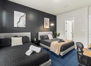 Postel nebo postele na pokoji v ubytování Luxe King 3BR Townhouse -Mins to Uptown CLT