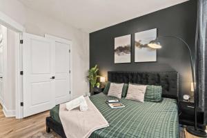 Postel nebo postele na pokoji v ubytování Luxe King 3BR Townhouse -Mins to Uptown CLT
