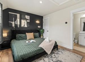 Postel nebo postele na pokoji v ubytování Luxe King 3BR Townhouse -Mins to Uptown CLT
