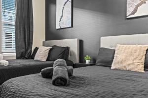 Postel nebo postele na pokoji v ubytování Luxe King 3BR Townhouse -Mins to Uptown CLT + 24 fotografií