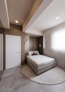 Un dormitorio con una cama grande y una ventana. en Luxury Four-Bedroom with Large Terrace, en Tel Aviv 4 fotos más