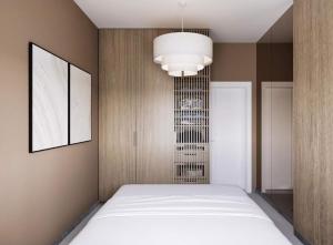 Un dormitorio con una cama grande y una lámpara de araña. en Luxury Four-Bedroom with Large Terrace, en Tel Aviv