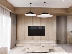 Sala de estar con 2 luces y TV en Luxury Four-Bedroom with Large Terrace, en Tel Aviv