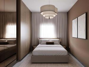 Un dormitorio con una cama y una lámpara de araña en Luxury Four-Bedroom with Large Terrace, en Tel Aviv