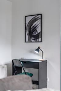 un bureau avec une lampe et une chaise dans une pièce dans l'établissement Fraserburgh Apartment - 2 bed, free parking & wifi, à Fraserburgh 2 autres photos