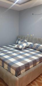 1 cama grande en una habitación con en ED Apartment, en Mama