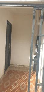 una habitación vacía con una escalera en una habitación en ED Apartment, en Mama