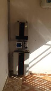 y cocina con microondas y fogones. en ED Apartment, en Mama