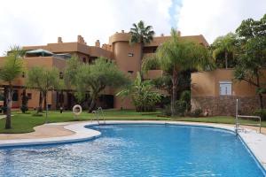 Bazén v ubytování Cozy Retreat near the sea nebo v jeho okolí