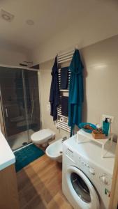 a bathroom with a washing machine and a toilet at Jamari Sangro House in Castel di Sangro +7 photos