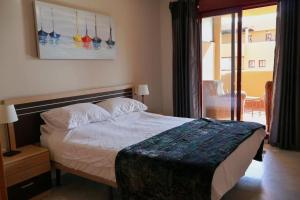 Postel nebo postele na pokoji v ubytování Cozy Retreat near the sea