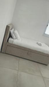 - un lit dans l'angle de la chambre dans l'établissement Neveh Shamir Staycation, à Bet Shemesh