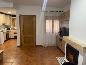 ein Wohnzimmer mit Kamin und eine Küche in der Unterkunft El Oasis of Ruidera in Ruidera