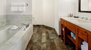 une salle de bains avec baignoire et lavabo dans l'établissement 1302 Lodge At Spruce Peak Ski In Ski Out Two Bedroom By Stowe Mountain Rentals, à Stowe 14 autres photos