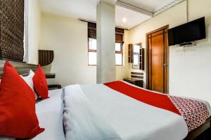 Ένα ή περισσότερα κρεβάτια σε δωμάτιο στο SPOT ON Hotel Kabila +20 φωτογραφίες