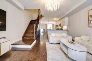 Posezení v ubytování Charming Mississauga Getaway