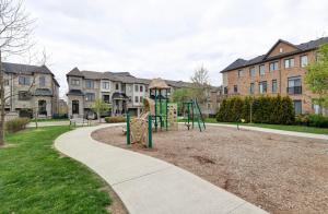 een park met een speeltuin en een schommel bij Charming Mississauga Getaway in Mississauga