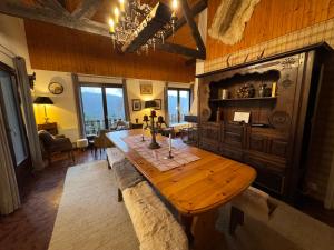 ein Esszimmer mit einem Holztisch in einem Zimmer in der Unterkunft Grand chalet de charme cosy, sauna & vue de rêve in Ban-sur-Meurthe-Clefcy