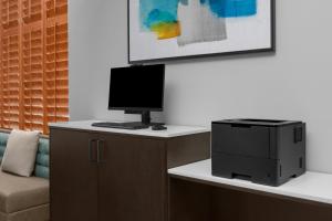 Una televisión o centro de entretenimiento en Residence Inn by Marriott San Antonio Six Flags at The RIM 30 fotos más