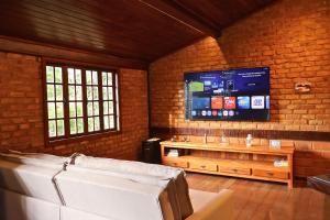 un soggiorno con un divano e una TV di Rio Habitat - Maria Comprida ad Araras Petropolis